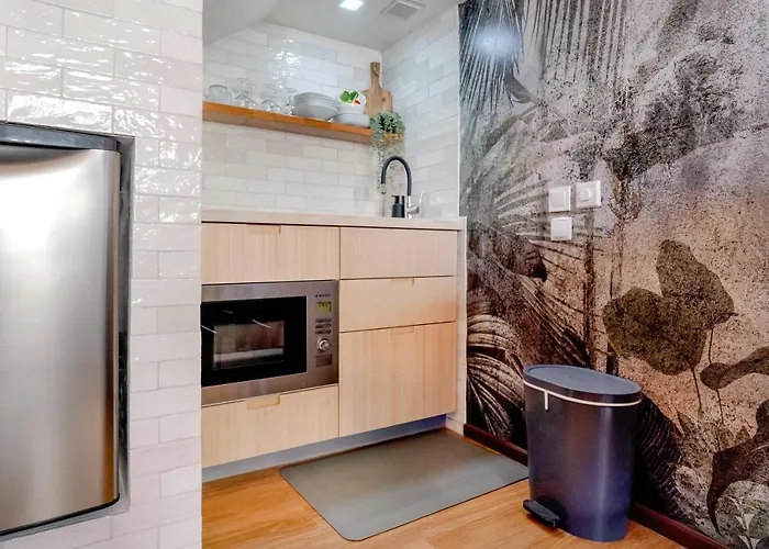 Arty Vintage Townhouse With Rooftop Shower & Sun Loungers