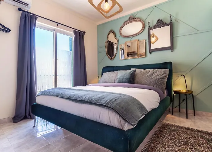 Arty Vintage Townhouse With Rooftop Shower & Sun Loungers