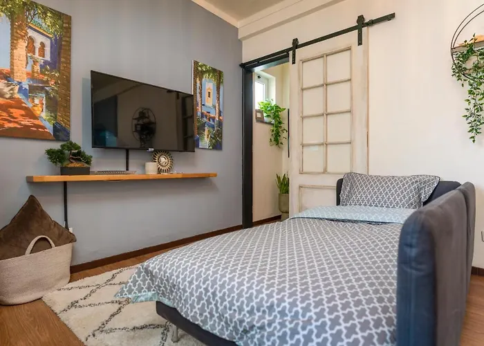 Arty Vintage Townhouse With Rooftop Shower & Sun Loungers