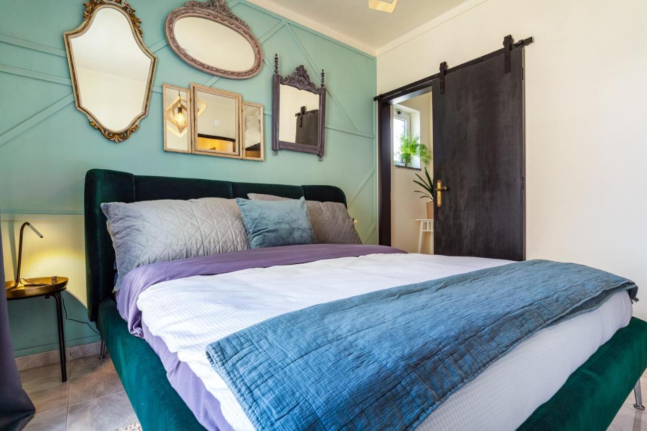 Arty Vintage Townhouse With Rooftop Shower & Sun Loungers *