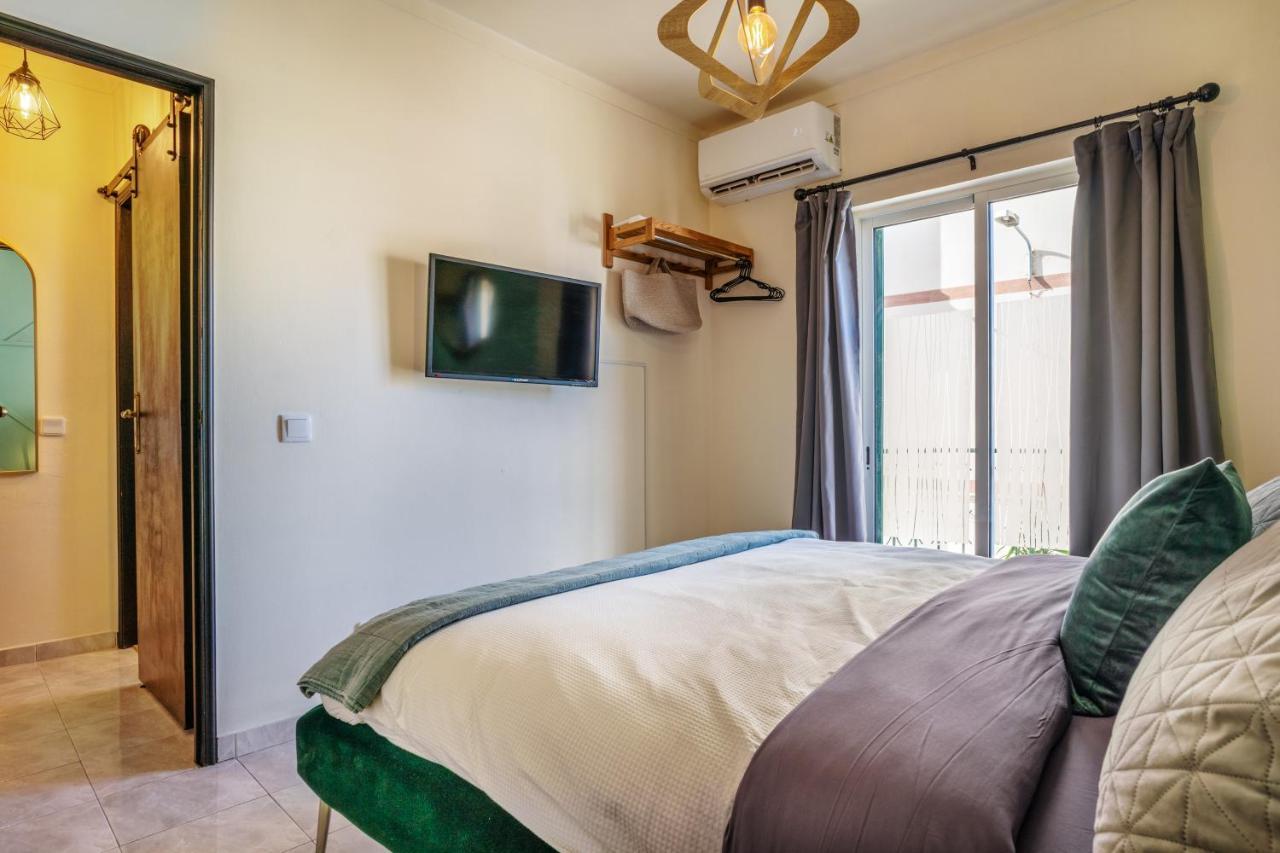Holiday home Arty Vintage Townhouse With Rooftop Shower & Sun Loungers *