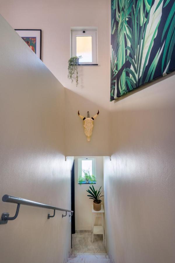 Holiday home Arty Vintage Townhouse With Rooftop Shower & Sun Loungers *